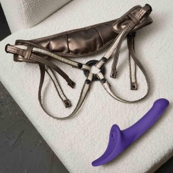 Détail de la texture en silicone du jouet violet, surface douce au toucher