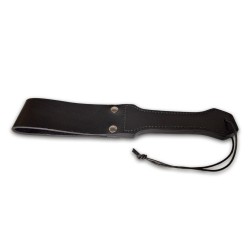 paddle BDSM Prowler RED en cuir noir, vue de face sur fond neutre