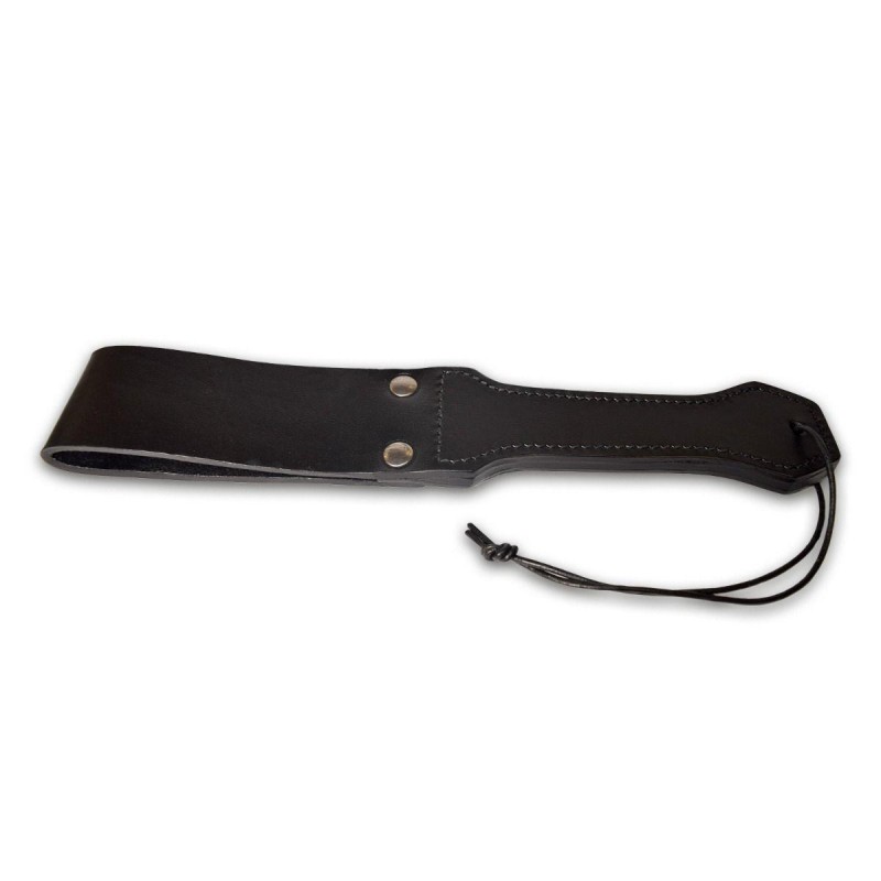 paddle BDSM Prowler RED en cuir noir, vue de face sur fond neutre