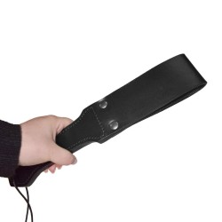 petit paddle en cuir Prowler RED tenu en main pour illustrer son format compact